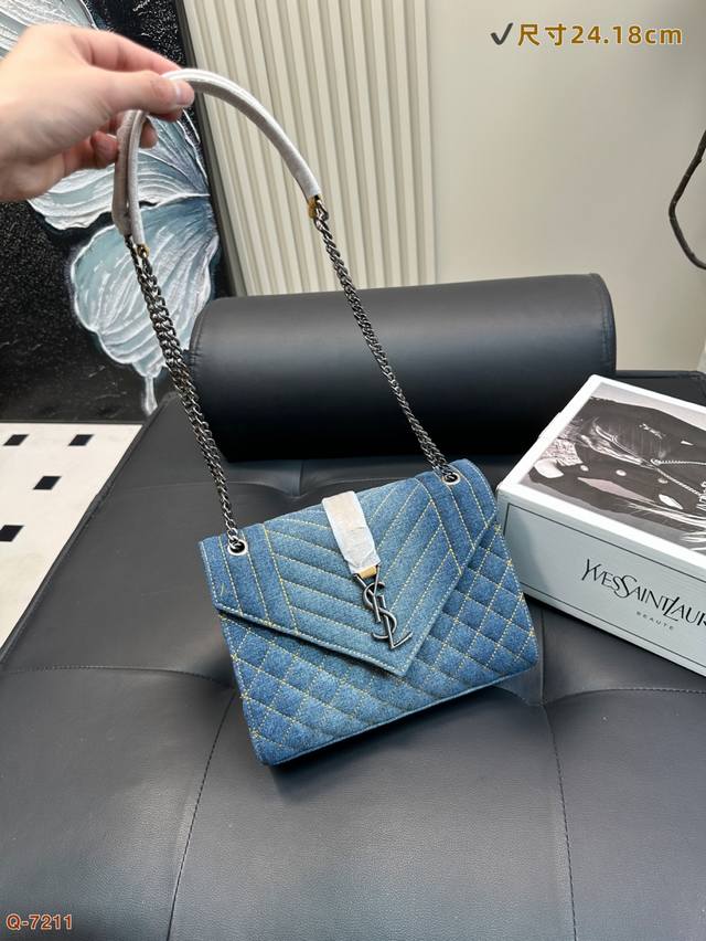 配全套礼盒 ysl圣罗兰新款Envelope 牛仔系列 打破传统的方形翻盖 改用时尚的倒三角设计 使得包型更加百搭 竖纹V形纹和菱格纹混合绗缝包缝 搭配链条和皮