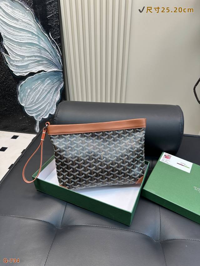 配礼盒 戈雅Goyard 新款手拿包 Conti手拿包是存放日常个人物品的理想伴侣 它有一条腕带可以手拿 也可以挂在手腕上 可以在日间休闲手包或晚装包间随意切换