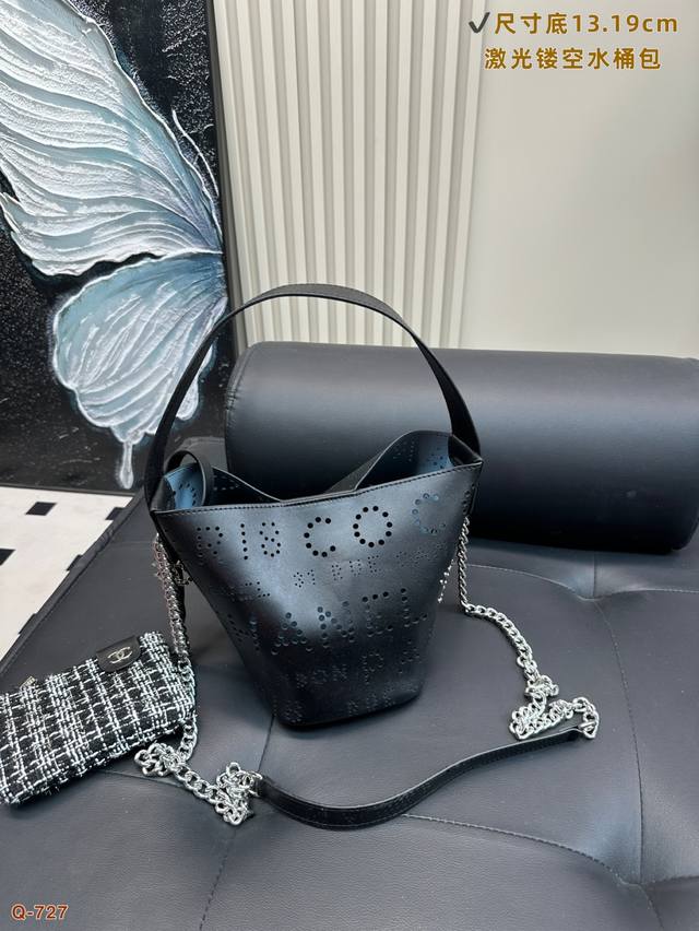 香奈儿月光女神名副其实水桶包配零钱包 很特别的镂空设计 在灯光下超美 并且包包的自重也很轻 不仅可以手提 还有斜挎单肩的肩带通勤上班短途旅游都很实用~ 尺寸底1