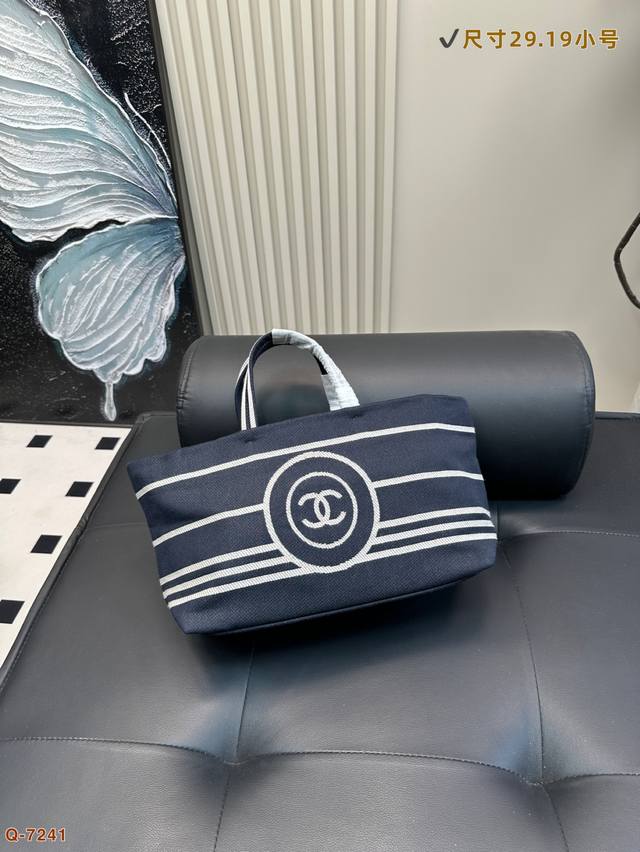 香奈儿Chanel 牛仔托特包 质感很高级 容量超级大也很耐用 日常出街背它回头率百分百就是这种随性慵懒感 尺寸29.19 35.25Cm