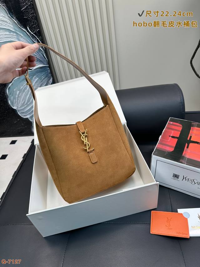 配全套礼盒 ysl圣罗兰今年大火的中古款腋下包一直很受欢迎 全皮细腻光滑包型设计又很简单又高级 容量足够用 轻便能装又不过时真是太完美La 复古Feel凹造型