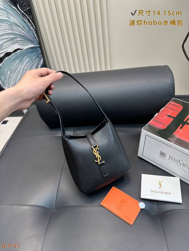 配礼盒 圣罗兰Ysl 新品水桶包迷你包 百搭经典精致的一只 真的超级无敌巨可爱 仙气满满 小姐姐日常必入款 尺寸14.15Cm