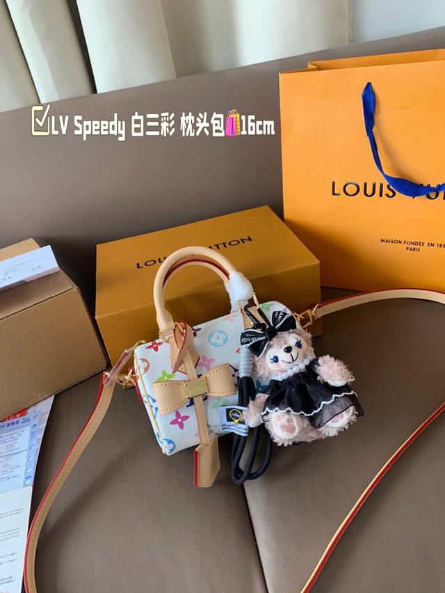 挂件全套礼盒 size 16*10 lv Speedy 白三彩 枕头包单肩斜挎手提包 芯片版本 添加的真皮蝴蝶结元素 让包包温柔了许多 配皮以蜜蜡色为主 又带了