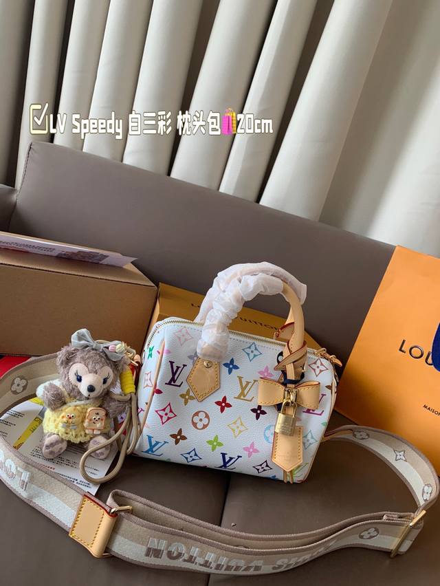 挂件全套礼盒 size 20 14 lv Speedy 白三彩 枕头包单肩斜挎手提包 芯片版本 添加的真皮蝴蝶结元素 让包包温柔了许多 配皮以蜜蜡色为主 又带了