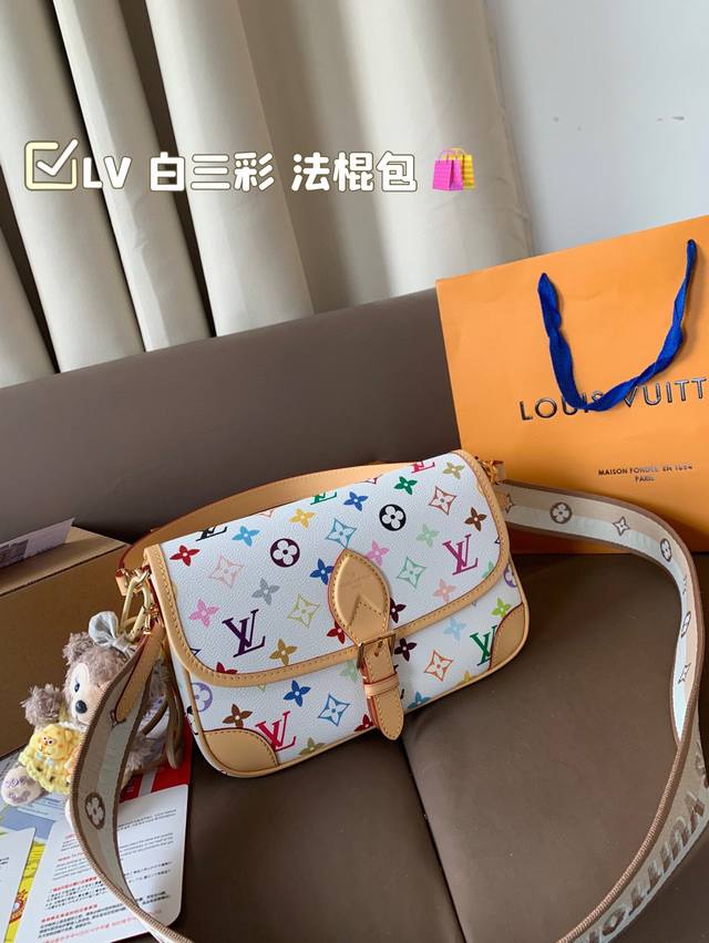 全套礼盒挂件 size 25*17 lv 白三彩 法棍包 手提单肩斜挎包 芯片版本 颠覆性设计 一眼难忘:不再是单一的黑白灰 村上隆将色彩斑斓的太阳花铺满包身