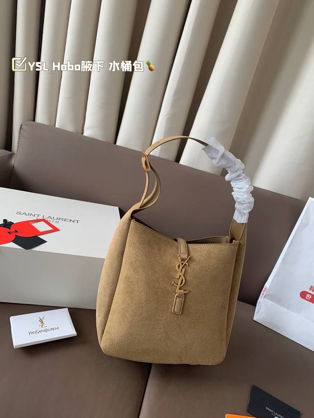 Ysl Hobo腋下 水桶包 Ysi家当之无愧的入门经典款 超级耐燥这个皮质真的是我最爱的皮质之一不怕刮牛皮的纹理也有质感 相比金链我更喜欢链非常耐看 尺寸21