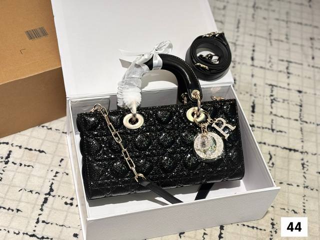 配折叠盒子 迪奥戴妃包 Sdior戴妃包太好看了吧 优雅指数拉满 搭配简洁风格的衣服整个人气质就上来了 而且容量完全可以满足日常要求 日常聚会逛街都很方便~ 尺