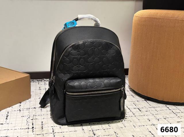 蔻驰双肩包 这款时尚功能背包是最适合都市活躍人士 它将运动袋形与独特的品牌细节元素结合 背都超好看哦 尺寸: 40.32