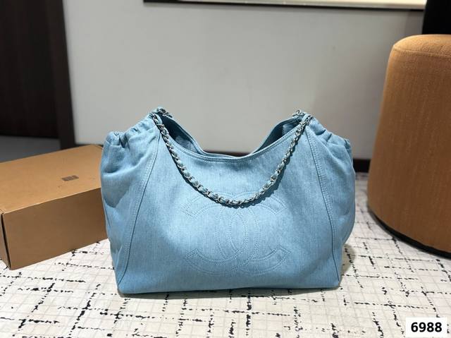 香奈儿牛仔托特包 任何搭配都能够轻松驾驭 低调有质感 容量也很可 尺寸 42 28 货