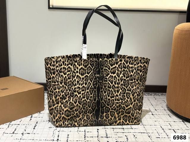 普拉达豹纹购物袋 下一个爆款就它啦 轻巧又充满时尚感 真的是巨好背 尺寸 37.5 31