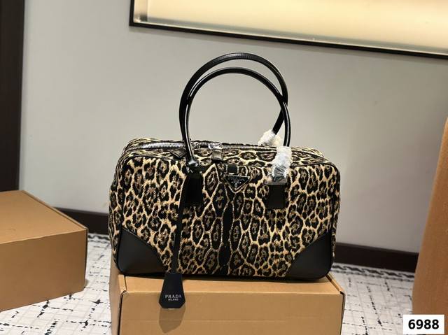 普拉达豹纹购物袋 下一个爆款就它啦 轻巧又充满时尚感 真的是巨好背 尺寸 35 20