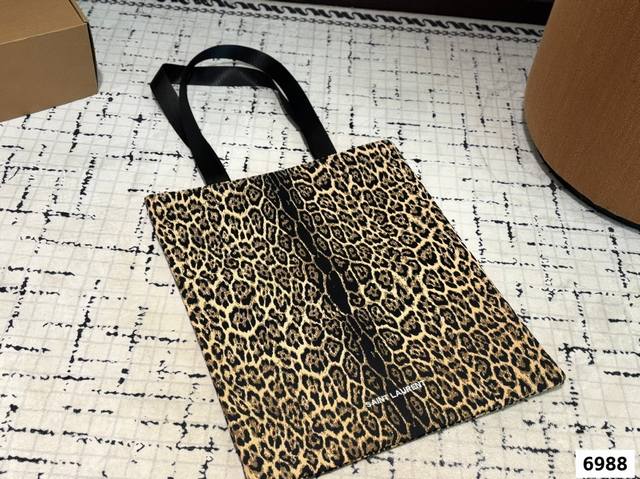 Ysl 圣罗兰豹纹购物袋 下一个爆款就它啦 轻巧又充满时尚感 真的是巨好背 尺寸 38 45