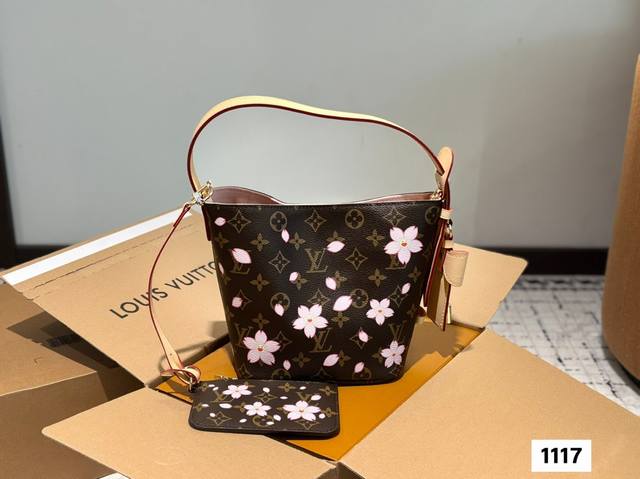 配飞机盒折叠盒子 盲猜这次Lv上新黑马是All In Bb Lv水桶 Lv樱花尤物 尺寸 17 18.5