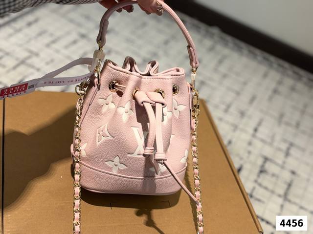 配礼盒 新品推荐 Lv大象灰水桶包 重磅推荐 款式超受美亲们欢迎 网红明星同款 真哒是人手必备一只 兼具定型包优雅和轻松慵懒休闲范 充满时尚感 尺寸 13 15