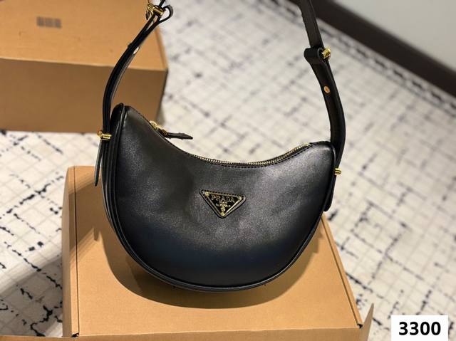 配盒子 普拉达 腋下包 颜色彰显时尚风格 适合旅游 日常 容貌吸引 集美们必入 尺寸 22 12 配盒子 普拉达 腋下包 颜色彰显时尚风格 适合旅游 日常 容貌吸引 集美们必入 尺寸 22 12