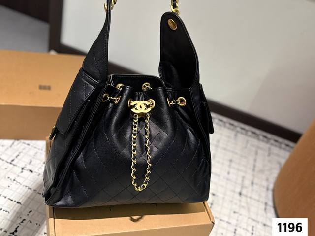 配折叠礼盒 尺寸 34*26 香奈儿Chanel鱼籽纹 嬉皮腋下包托特包这款觉得手拎就很好看 配休闲装很酷啊 实物很漂亮 质感超级棒