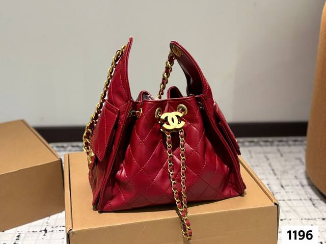 配折叠礼盒 尺寸 小号26*20 香奈儿Chanel 嬉皮腋下包托特包这款觉得手拎就很好看 配休闲装很酷啊 实物很漂亮 质感超级棒