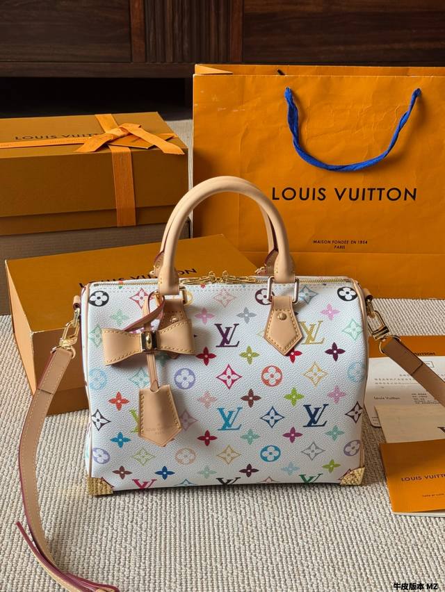 牛皮版本 lv Speedy 枕头包 这款Retiro 手袋以标志性的Lv老花面料制成 搭配奢华的变色牛皮饰边 经典永恒 优雅低调的外形设计和宽敞的包 全包对花