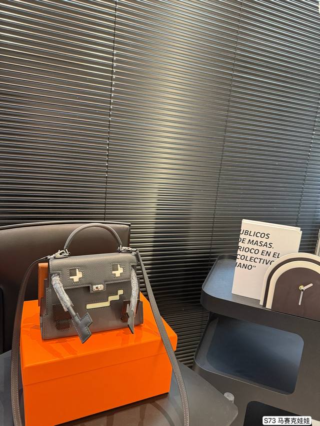 头层牛皮 爱马仕 Hermes Kelly Doll picto 马赛克 娃娃 epsom小牛皮 休闲范儿十足 带着点松弛感软软呼呼的 平时喜欢休闲随性穿搭的姐