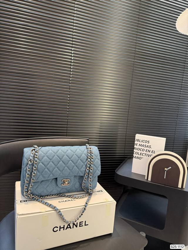 配飞机盒折叠盒子 香奈儿牛仔Cf链条包 简单百搭 颜值高 日常出街首选 潮酷时尚女孩必入款 尺寸 25 16 货号1112 配飞机盒折叠盒子 香奈儿牛仔Cf链条包 简单百搭 颜值高 日常出街首选 潮酷时尚女孩必入款 尺寸 25 16 货号1112