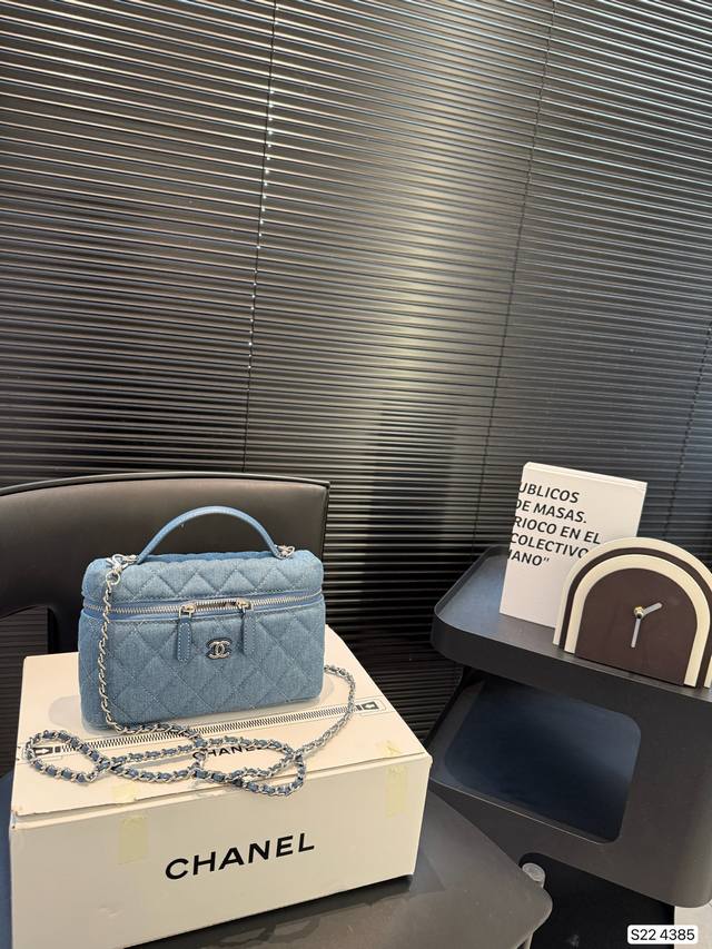 配飞机盒折叠盒子 香奈儿Chanel 化妆包. 质感很高级 容量超级大也很耐用日常出街背 它回头率百分百 就是这种随性慵懒 尺寸 19 12 货号4385