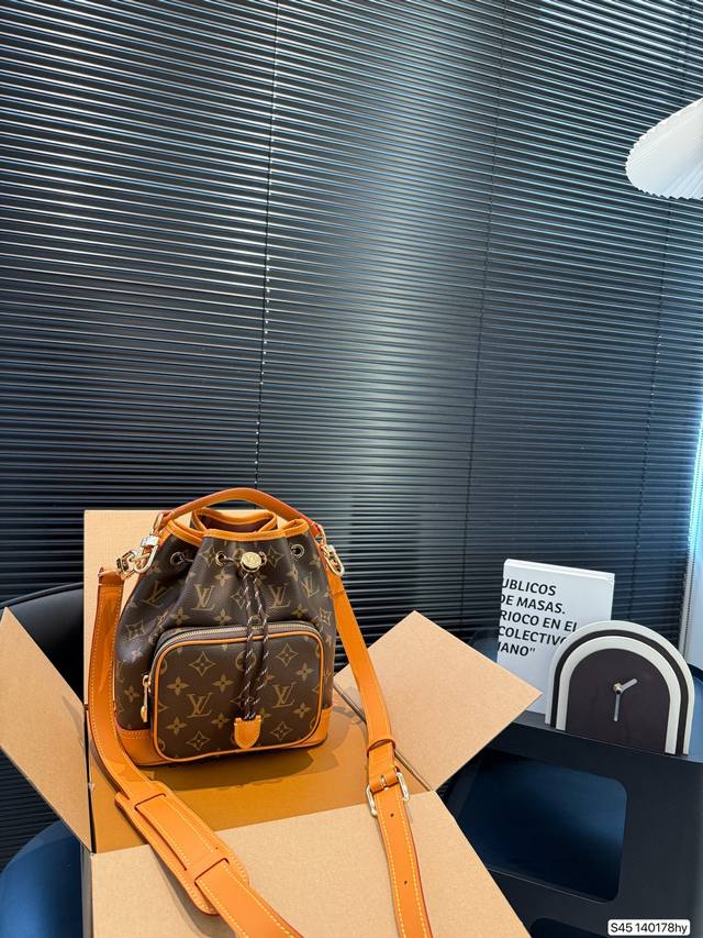 配飞机盒折叠盒子 lv 秀款水桶包 时髦的配色 街拍搭档 出游造型 再适合不过了 尺寸20 23 货号140178