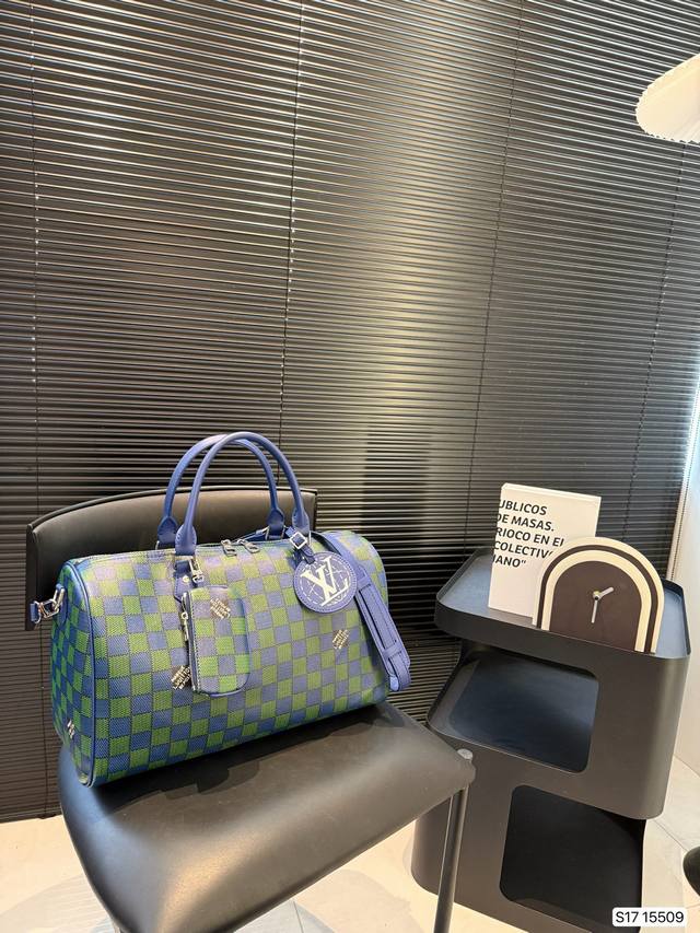 Lv枕头包 手袋是一款理想的都市手袋 标志性的造型与经典的 Monogram 帆布 加之多种携带方式和奢华的天然牛皮饰边为该包平添一份时尚前卫之感 尺寸 40