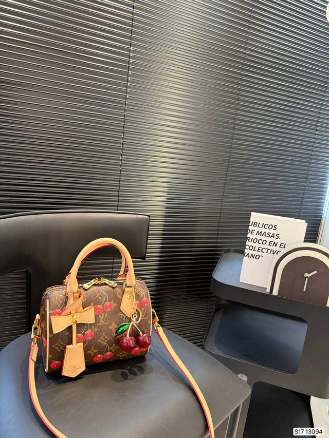 Lv樱桃枕头包 春夏秀款系列 这次Lv的款太可了 男女都可以背的款 酷酷帅帅可可爱爱 尺寸 20 14 货号13094