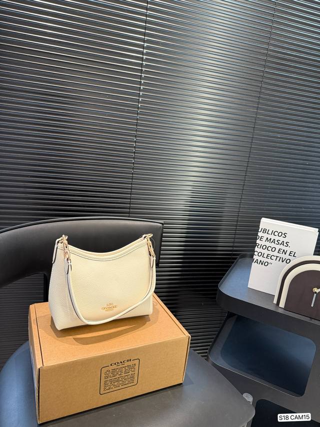 配飞机盒 小号蔻驰托特包 除了好看还是好看 托特包造型简单又好用关键是超好看 轻便 缤纷又结实 分分钟成为街上最具回头率的时尚单品 尺寸 20 16 货号Cam