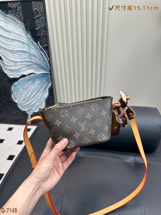 配礼盒 路易威登 Lv Marilyn 老花三彩小金元宝包 为纪念玛莉莲梦露而设计的同名已绝版 超人气小可爱 上身太好看 尺寸15.11Cm