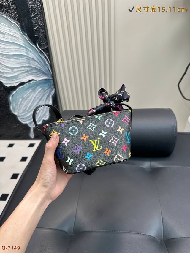 配礼盒 路易威登 Lv Marilyn 村上隆系列黑白三彩小金元宝包 为纪念玛莉莲梦露而设计的同名已绝版 超人气小可爱 上身太好看 尺寸15.11Cm