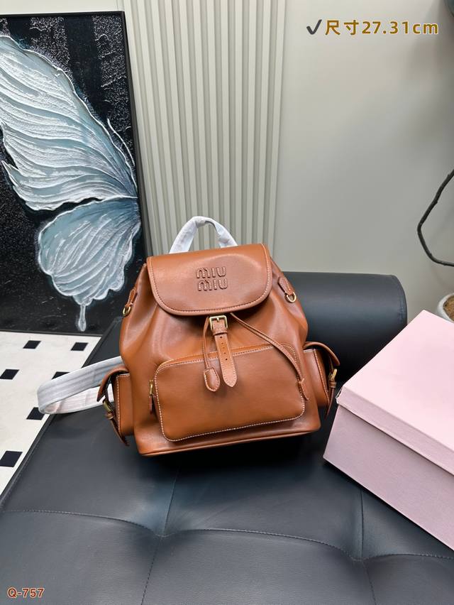 缪缪Miumiu这款皮革双肩背包采用校园风设计 采用让人想起童年 融合精湛工艺与休闲态度 别致的多口袋设计彰显Miu手袋的时尚趣致精神 尺寸27.31Cm