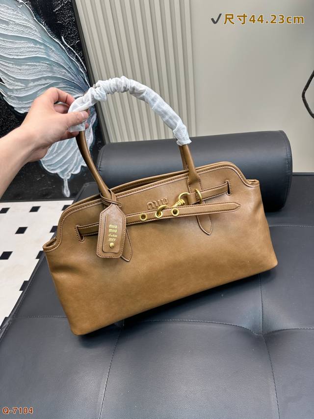miumiu缪缪贝壳包 横版 看着很轻松又舒适一点也不会给人压力 拎在手上可以切确感受到高级质感 牛皮版本 尺寸44.23Cm