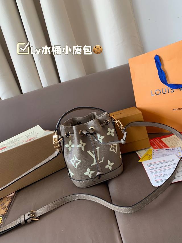 变码芯片 配丝巾 lv水桶 这颗真的太太太太可爱了 现在的小废包越来越香了 肩带不会很长 可调节 手拎斜挎都 可 超级百搭 尺寸13 16Cm