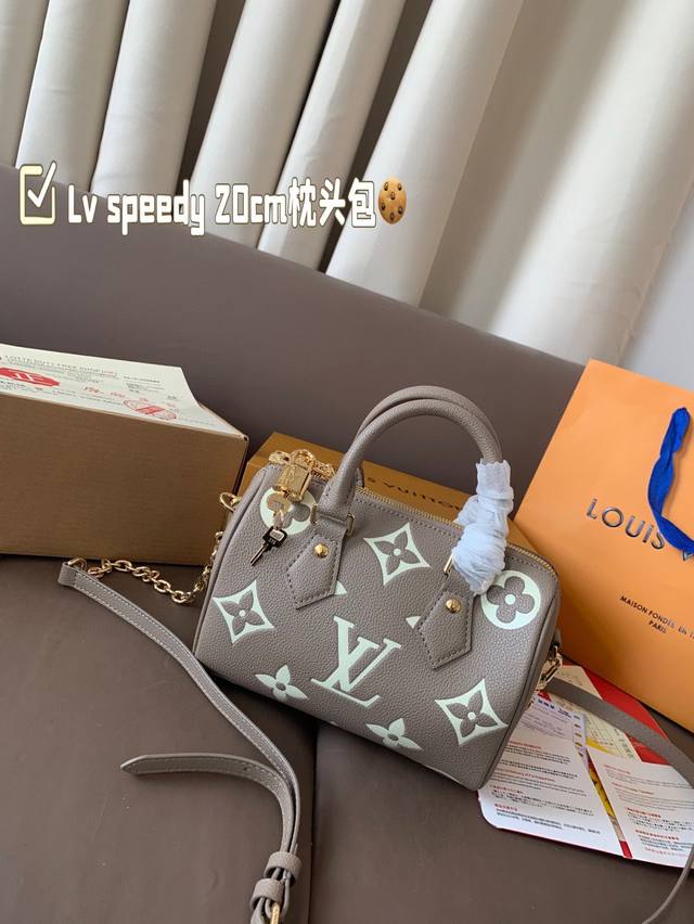 Lv Speedy 20Cm枕头包 无论版型 内里和专柜毫无差别 真正原版复刻 内里可拆卸 火遍全球的爆款机场大包 机车女神包 明星同款 贵气而充满活力的品牌设