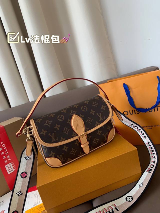 配折叠盒飞机盒 带芯片 lv法棍包穿搭也太好看了吧 双肩带的配置复古的气质 带着时尚感搭配起来 毫不违和并且肩带可以分开使用四舍五入等于两个包包Hhh并且这款融