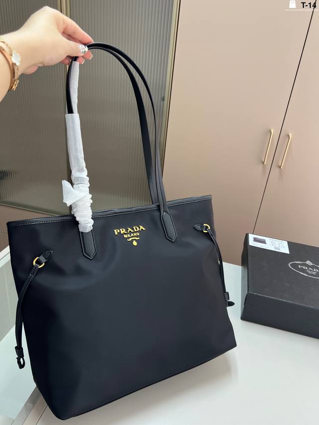 prada 经典购物袋尼龙托特 够大够方便 轻便舒适又实用 百搭时尚 能够满足日常通勤 t-14尺寸32 28折叠盒