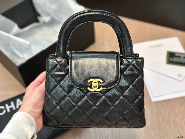 3色 chanel23Kkelly. 上身图来咯Chanel新款23K最火的一只包包来咯 大号Size完美手机妥妥放下真的复古到不行实物超级精致优雅有种巴黎女人