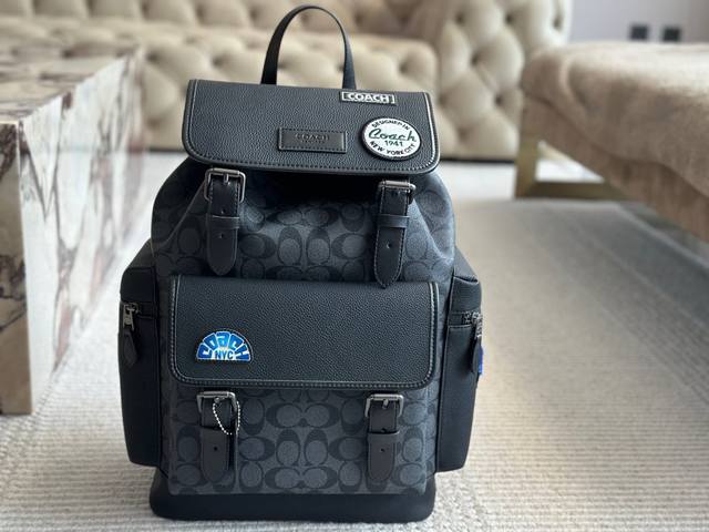 coach 印花双肩包 sprint Backpack 多功能槽能放置小物品 翻盖搭扣与抽绳结合 正面能放置最大号的手机 可容纳市面上最大的笔记本电脑 帅气时髦