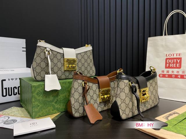 小号 配折叠礼盒 Gucci padlock 此款颇具结构感的肩背包采用Gg Supreme帆布精心打造 肩带搭配从档案包造型中直接取用的钥匙锁扣设计 钥匙收纳