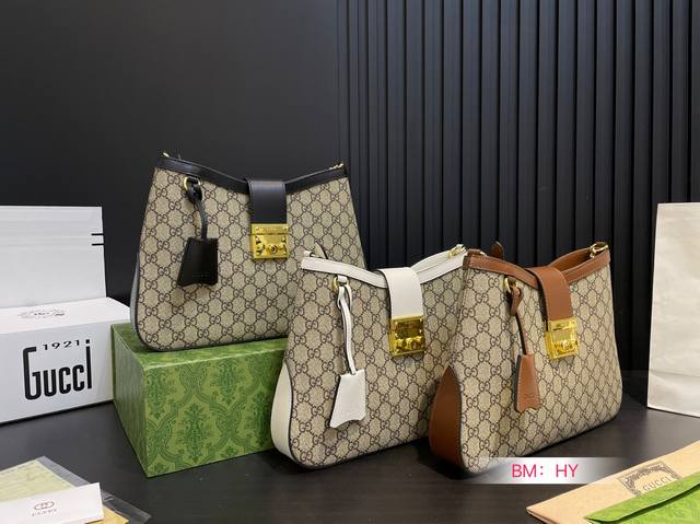 大号 配折叠礼盒 Gucci padlock 此款颇具结构感的肩背包采用Gg Supreme帆布精心打造 肩带搭配从档案包造型中直接取用的钥匙锁扣设计 钥匙收纳 大号 配折叠礼盒 Gucci padlock 此款颇具结构感的肩背包采用Gg Supreme帆布精心打造 肩带搭配从档案包造型中直接取用的钥匙锁扣设计 钥匙收纳