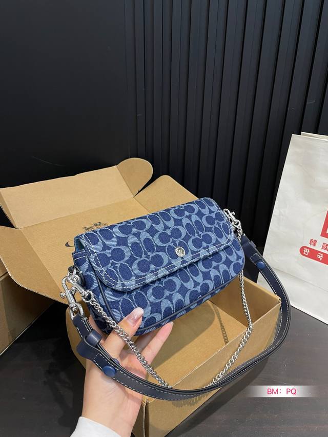 配盒 蔻驰 新款Jet法棍包 coach新款腋下法棍包美爆了 这次的 Jet腋下包 又轻又能装 斜背也好看哦 尺寸 25*14