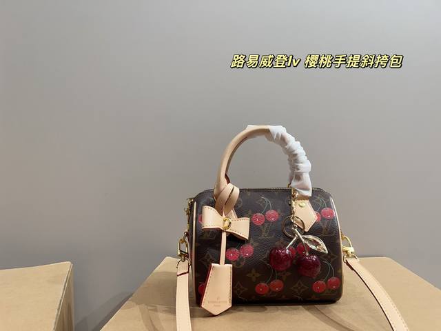配盒尺寸21.15 路易威登Lv 樱桃手提斜挎包 路易威登X村上系列重印的充满活力的签名以别致的转折提升了Speedy Bandouli Re 甜美的樱桃图案以
