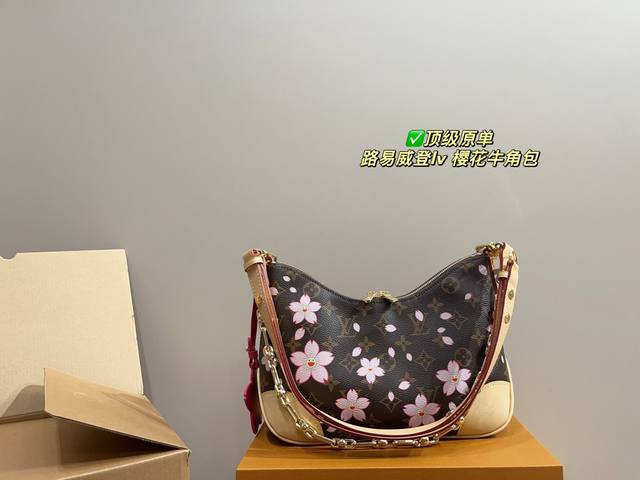 顶级原单 配折叠盒尺寸26.16 路易威登Lv 樱花牛角包 日常通勤天花板的牛角包 限定樱花款来袭 很实用适中的尺寸日常各种穿搭甚至上班通勤都可以满足的百搭神器