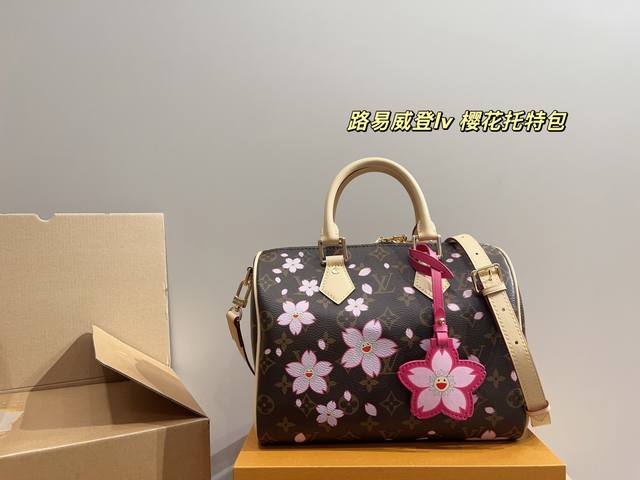 顶级原单 配折叠盒尺寸26.22 路易威登Lv 樱花托特包 当高级感印花邂逅实用主义美学 这款深色系托特包以艺术感花卉纹样点亮视线 柔粉花瓣在低调底色上肆意舒展