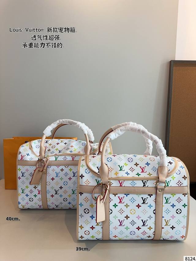 顶级原单变色皮 lv宠物包包和狗子形影不离啦 去逛商场也不会被禁止带宠物啦 因为他长得真的很不像宠物包 还很有型 狗子在里面也很踏实 这个只有一个侧面有卷帘通风