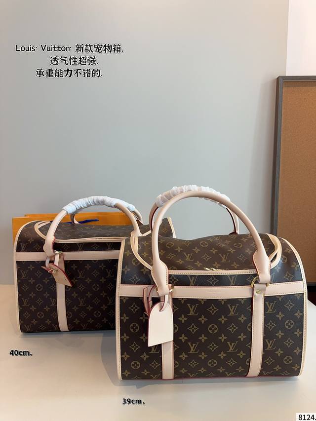 顶级原单变色皮 lv宠物包包和狗子形影不离啦 去逛商场也不会被禁止带宠物啦 因为他长得真的很不像宠物包 还很有型 狗子在里面也很踏实 这个只有一个侧面有卷帘通风