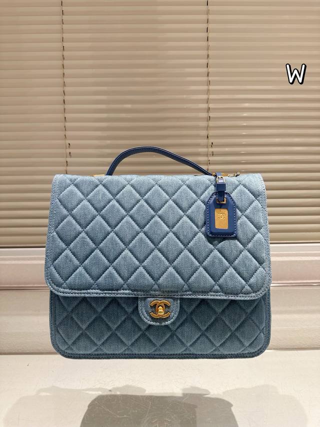 原版布 chanel复古牛仔双肩包 一眼万年的香奈儿大书包 jennie同款大书包有了 我个人很喜欢白色这一款[害羞R] 心心念念的复古双肩大书包 喜欢美式复古