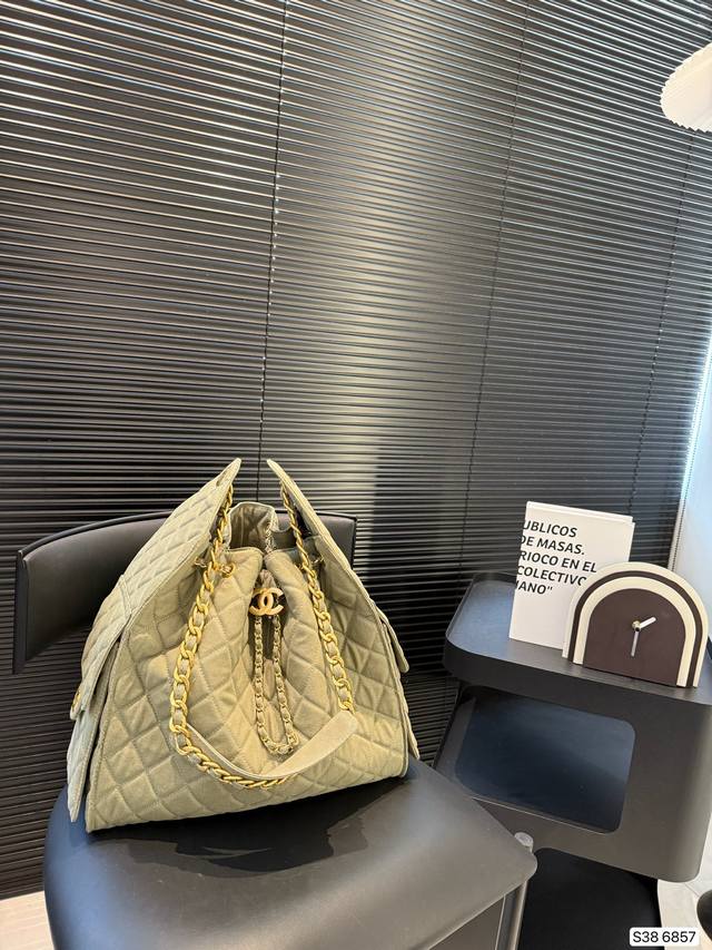 期待己久的香奈儿托特牛仔 时尚感十足 实用性也毫不逊色 无论是逛街 学会还是工作 都能成为你的最佳搭档 尺寸 34 32 货号6857