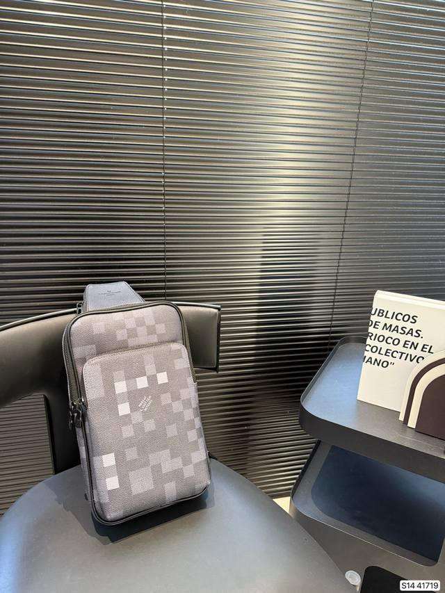 新款男士胸包 Lv胸包 采用拉链 方便取用 无论您的氛围如何 您都可以毫不费力地携带这款时尚腰包 内部饰有简约而精心设计的内饰 这款胸包足以容纳所有小物品 可是